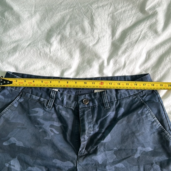 GAP Men’s 36” waist, 8” inseam camouflage cotton shorts. Good condition. - Picture 4 of 6
